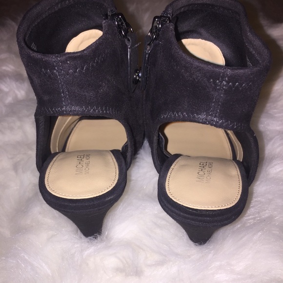 ✴️SOLD ON EBAY✴️ Michael Kors Cutout Ankle Booties - Picture 4 of 8